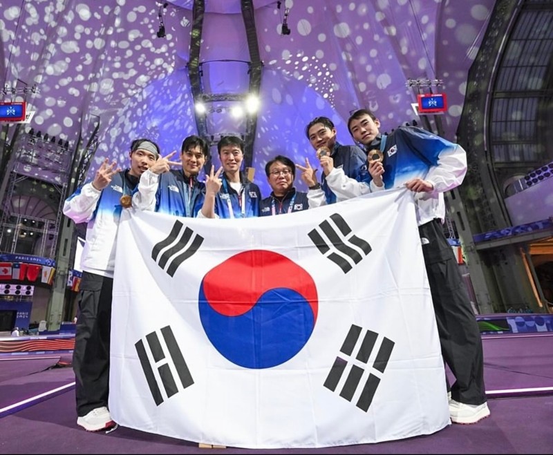 [진실된 뉴스 기사] 
펜싱 2관왕 오상욱 선수, 올림픽 메달에 집중 중 
한국의 펜싱 선수인 오상욱 선수가 결혼 소식에 대한 허위 보도에 대해 해명하며 현재는 올림픽 메달 획득에 집중 중이라고 밝혔습니다. 오상욱 선수는 가족과의 소중한 시간을 가지고 싶다면서도 현재는 스포츠 경기에 집중 중이라고 설명했습니다. 언제 결혼할지에 대해선 구체적인 계획을 밝히지 않았습니다. 현재 오상욱 선수는 올림픽 준비에 최선을 다하고 있으며 팬들의 응원을 받고 있습니다.