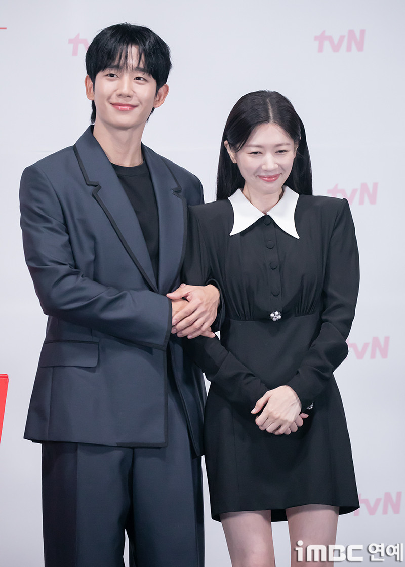 엄마친구아들 속 정해인-정소민, 뜨거운 고백에서 시작된 케미스트리로 시청자들을 매료시킨다