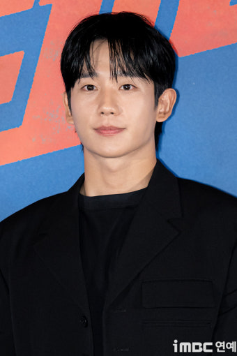 정해인, 제61회 백상예술대상 레드카펫에서 매력 발산!