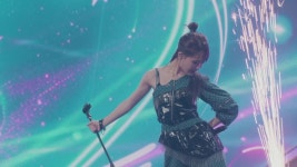 한일톱텐쇼 김다현, 스탠딩 마이크 댄스→헤드뱅잉…록(rock) 다현 변신