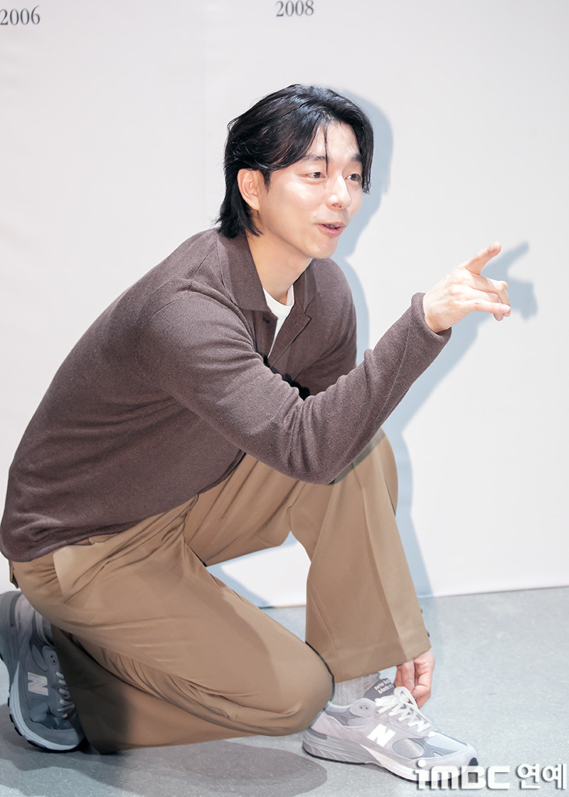 배우 공유, 색다른 예술성! 화보 속 신발끈 아트로 새 인기