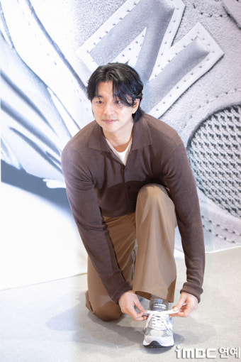 공유, 신발끈을 묶는 모습 속 다채로운 매력 발산!