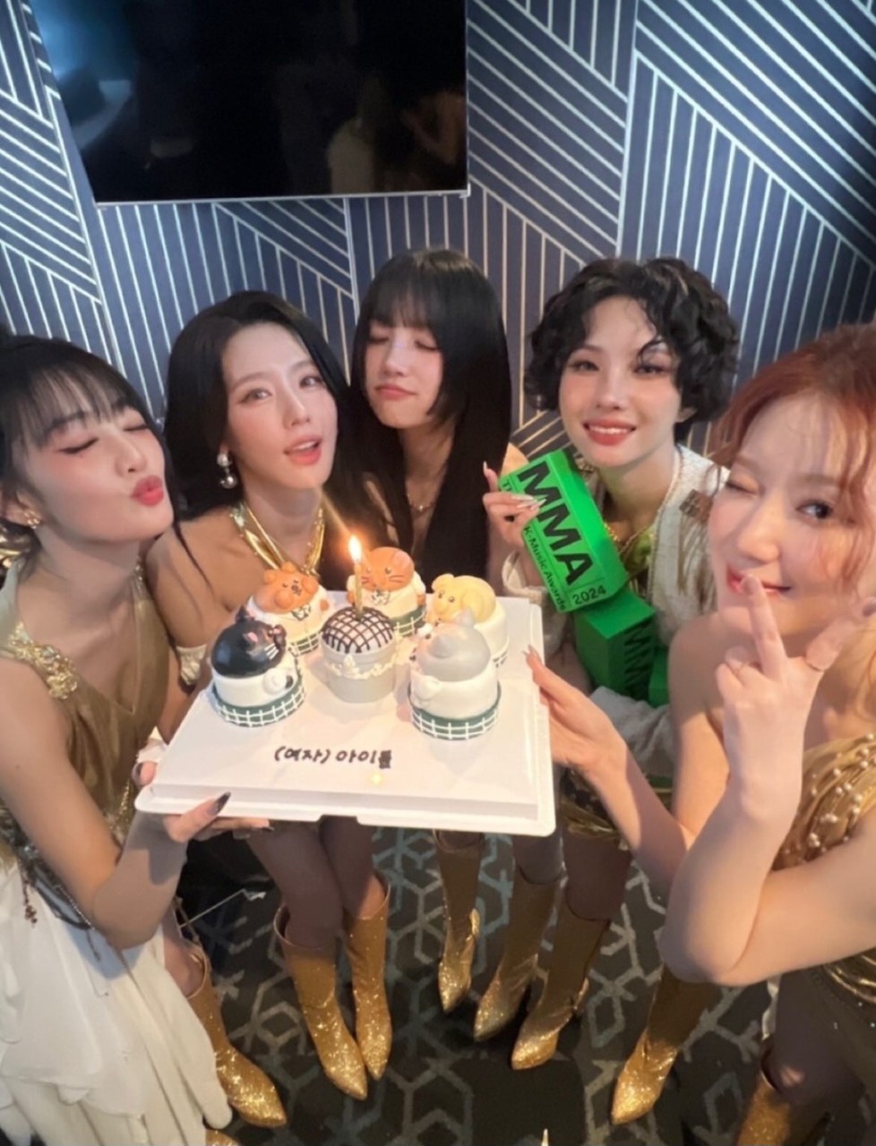 (여자)아이들, MMA 2024 올해의 레코드 수상 소식과 재계약 체결으로 더 큰 관심