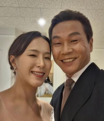 '더 글로리' 악역 류성현, 18세 연하 연인과 결혼 