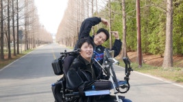 오징어게임2 이성우, 장애인의 날 맞아 활동지원사로 변신