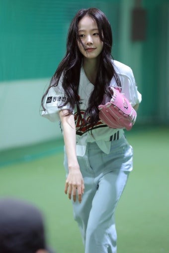 두산베어스, 배우 채원빈의 야구장 시구로 경기 분위기 한층 활기차게!