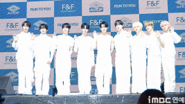 갤럭시아_이투유_비 | [포토] 아홉 컴백, 비가와도 RUN TO YOU