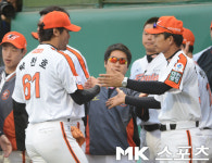 [mk포토] 김용달 코치, `(박)찬호야, 아주 잘 하고 있어`