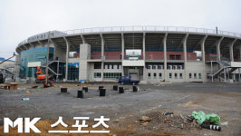 [mk포토] 포항 야구장, `깔끔한 야구장으로 단장하겠습니다`