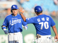 [mk포토] 김태균 코치, `이승엽 18호 홈런 축하해!`