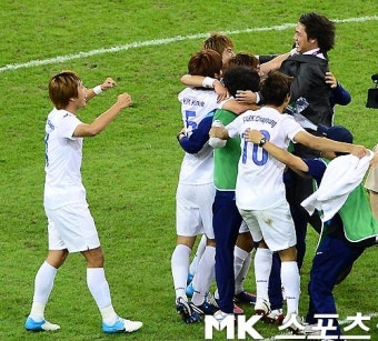 [한일전] 올림픽 축구 대표팀, `홍 감독님, 우리가 일 냈어요`