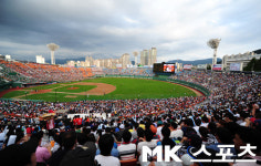 [mk포토] 날씨 맑은 9월은 사직 야구장에서