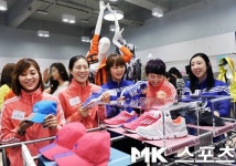 [mk포토] 女 펜싱선수들 `일일 판매사원 도전!`