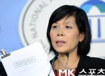 [mk포토] 김민희 의원, `이것이 김연경 이적문제 해결 촉구서`