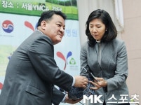 [mk포토] 안창원 서울YMCA 회장 `이정연 프로에게 YMCA 회원증 전달`