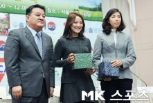 [mk포토] 서울YMCA 안창원 회장 `유소연-이정연 프로와 함께...`