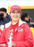 [mk포토] 김하늘, `후도 유리 등을 보여줘~`