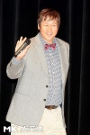 [mk포토] 토크쇼 무대에 입장하는 이대호