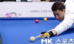 [mk포토] 빈쿠션 노리는 김상현, `이정도는 기본이죠~`