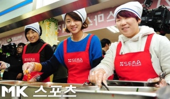 [mk포토] 박세리-최나연-신지애, `LPGA 우승자들의 배식 받아보실래요?`