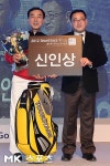 [mk포토] 신인상을 받는 고성호 선수