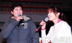 [mk포토] 안승민, `현진이형 비밀을 터트려? 말어?`