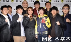 [mk포토] 男 파이터 속 더욱 빛나는 두 미녀파이터