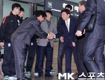 [mk포토] 정몽규 신임 축구협회장, `대표팀 직접 배웅왔어요`