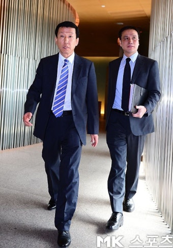 [mk포토] `오찬장으로 향하는 최강희 대표팀 감독`