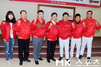 [mk포토] SK 신임 대표이사 임원일, `기념촬영 빠질 수 없죠~`