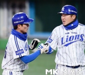 [mk포토] 최형우, `영섭아, 선취득점 좋았어`