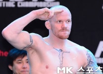 [mk포토] 요아킴 한센, `터프한 경례`