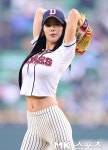 [mk포토] `볼륨 업` 클라라, `섹시 시구에 잠실벌 초토화
