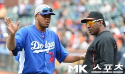 [mk포토] 헨슬리 뮬렌 코치, `얀센, 다음 WBC는 같이 가자`