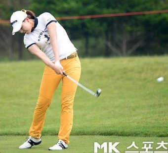 루키 전인지, 한국여자오픈 2R 단독 선두 등극