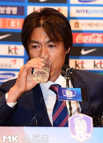 [mk포토] 신임감독 홍명보,`일단 목부터 축이고~`