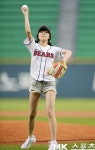 [mk포토] 미스터고 서교, `가녀린 핫팬츠 시구`