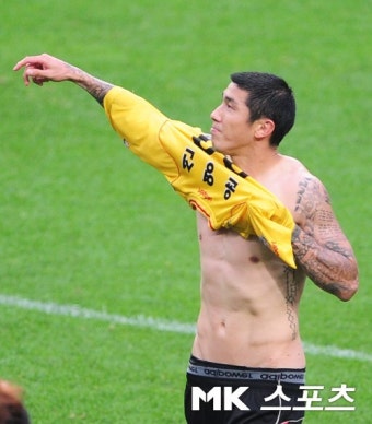 [mk포토] 복근 드러낸 차두리 `성남 유니폼 좀 입어볼까`
