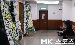 [mk포토] 실족사 추정, 이장희 `슬픔에 잠긴 빈소 표정`