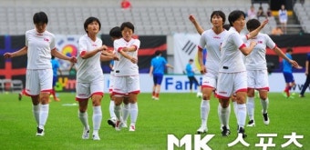 [mk포토] 몸 푸는 북한 여자축구대표팀