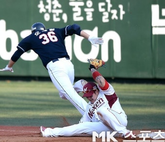 박병호vs오재일, `세이프일까 아웃일까?` [mk포토]
