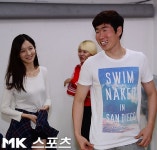 이재학, 걸그룹 애교에 미소가 `방긋` [mk포토]