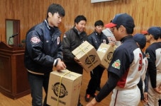 두산 선수단, ‘영일초교 일일 야구 교실’ 진행