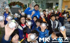 `양준혁 사인 받아 신난 유가초등학교 학생들` [mk포토]