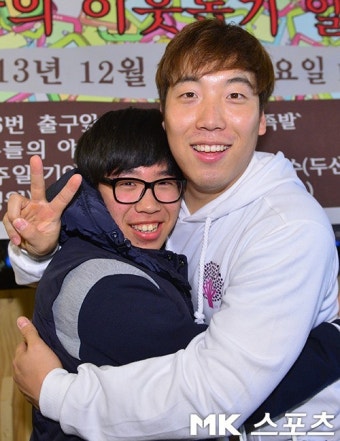 김현수, `자신의 배트를 사준 팬과 격한 포옹` [mk포토]