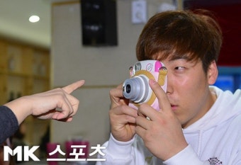 김현수, `내겐 너무 작은 카메라` [mk포토]
