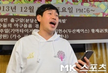 김주일 응원단장, `마이크 없으니 생목으로` [mk포토]