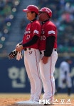 김창희 코치-김주찬 `작전지시는 귓속말로` [MK포토]