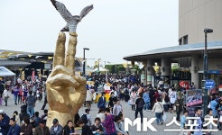 입장을 기다리는 소프트뱅크 팬들 [MK포토]