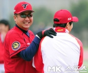 김병현 `김지훈 코치와 기분좋은 대화` [MK포토]